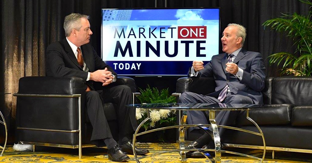 Cohost Brien Lundin (left) chats with Peter Schiff (right) at the 2015 New Orleans Investment Conference. (New Orleans Investment Conference)